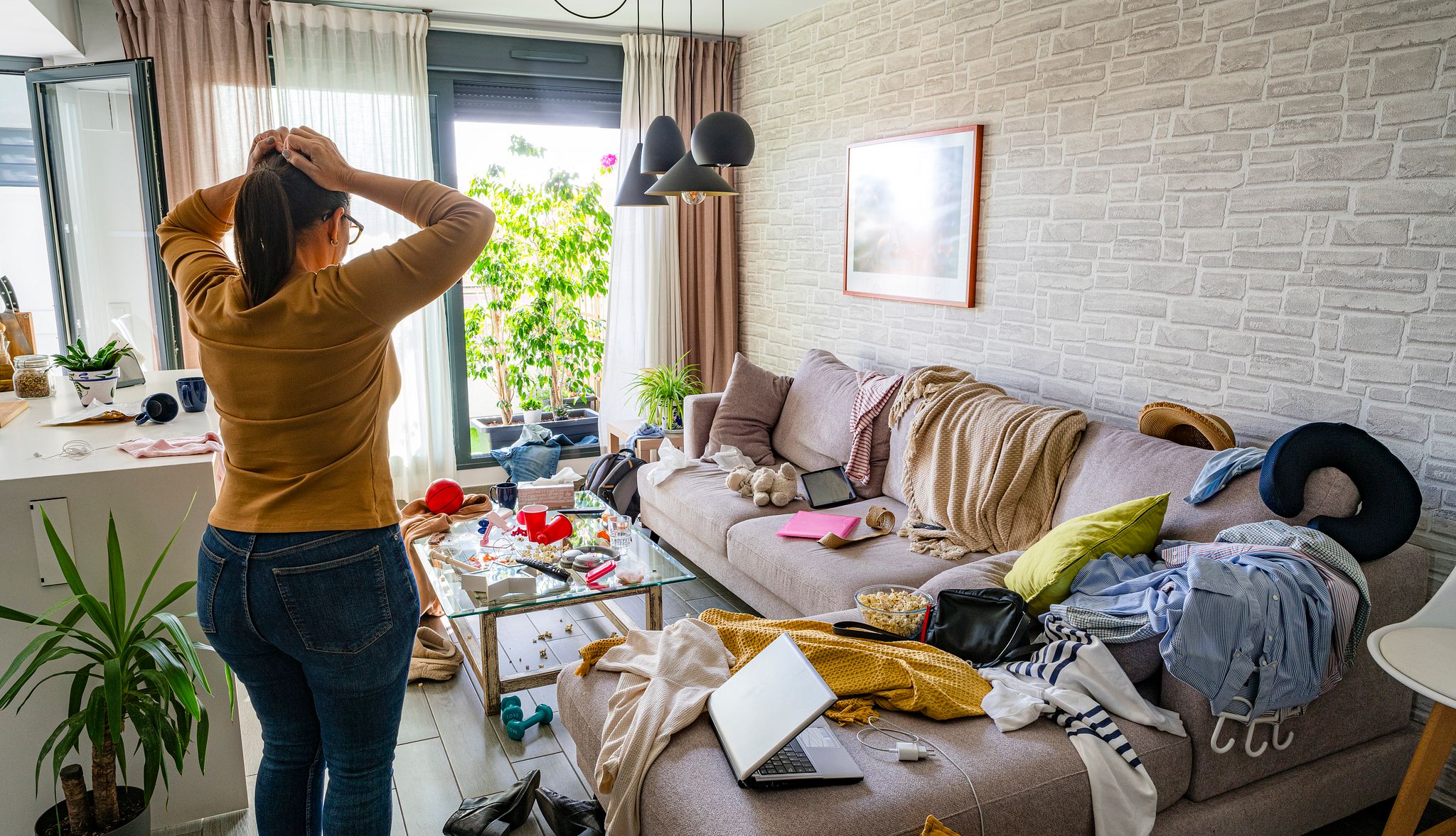 Poor House Staging: Remove Clutter Before Buyer Showings